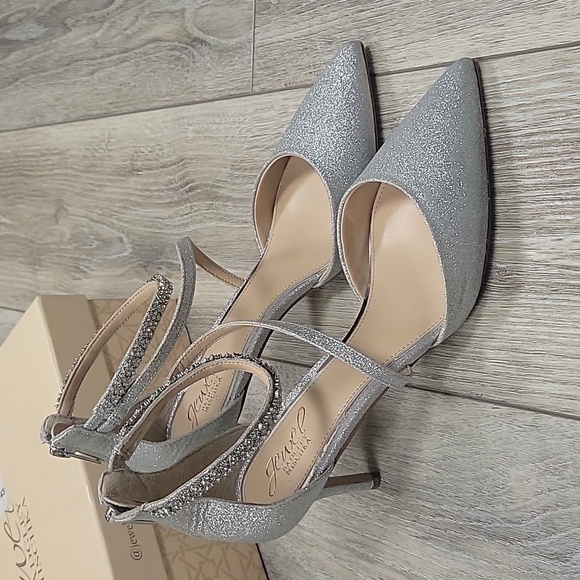 Badgley Mischka Size 8 1/2 Silver Alaia Pointed-Toe Kitten Heel NIB - Picture 1 of 13